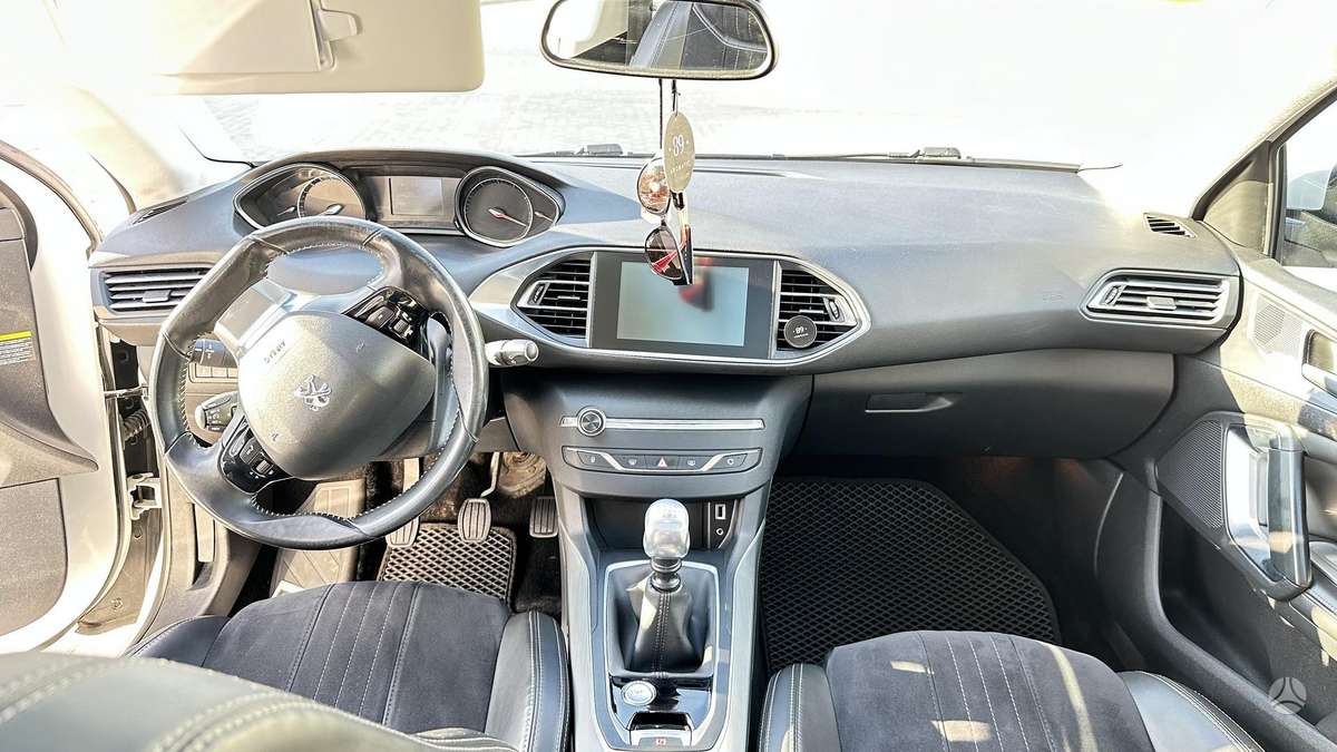 Peugeot 308, 1.2 l., hatchback