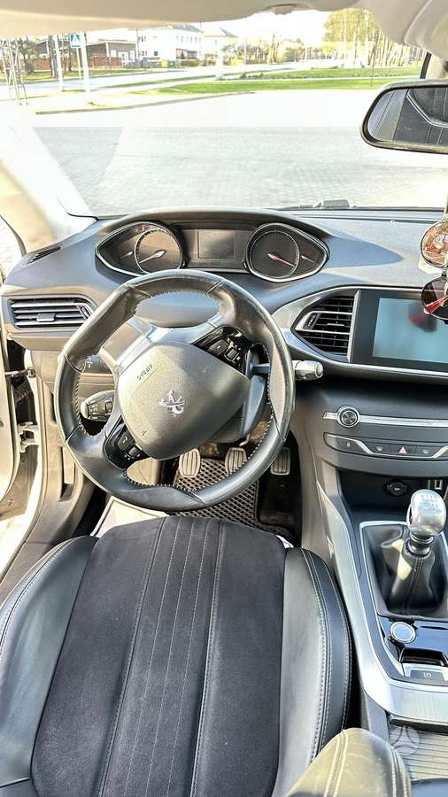 Peugeot 308, 1.2 l., hatchback