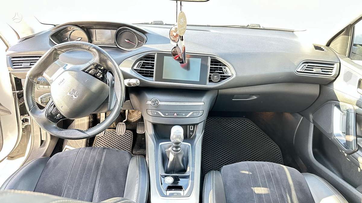 Peugeot 308, 1.2 l., hatchback