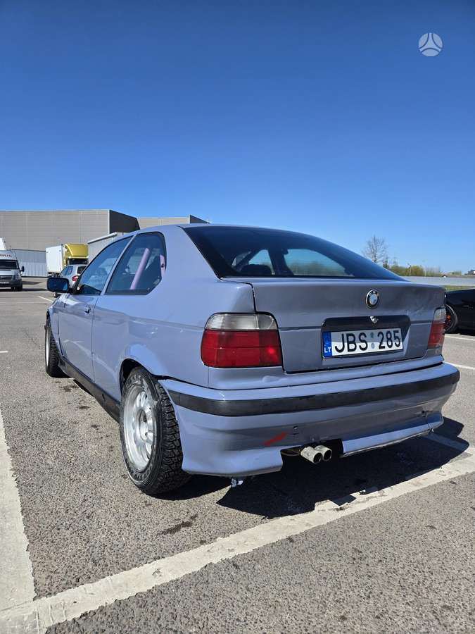 BMW 323, 2.5 l., hatchback