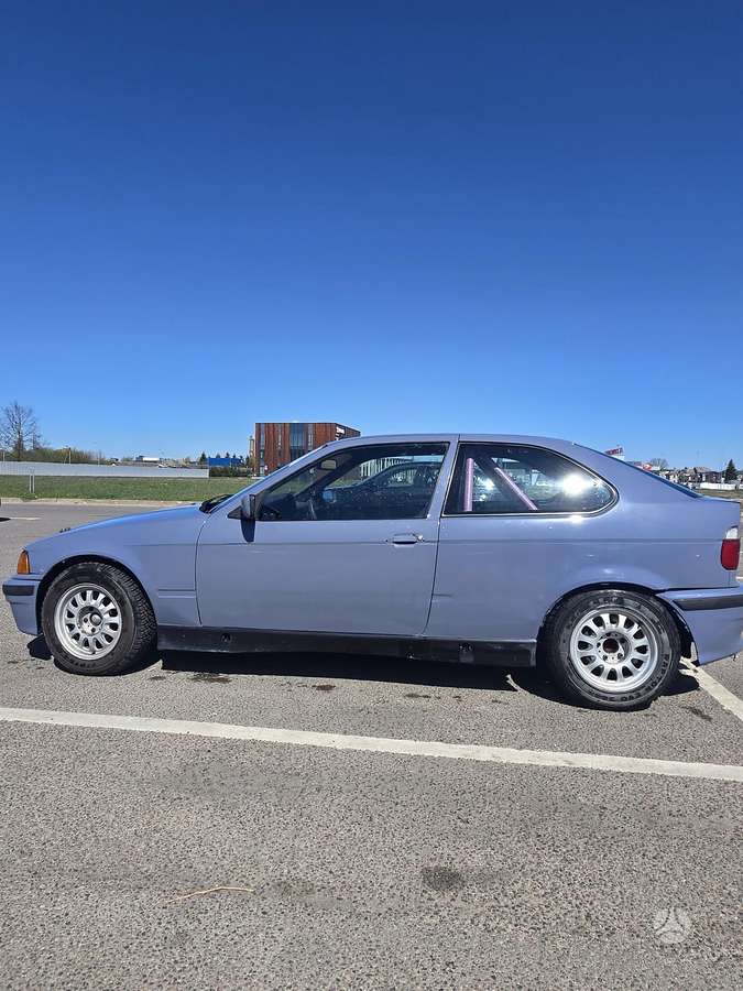 BMW 323, 2.5 l., hatchback
