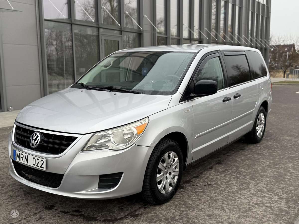 Volkswagen Routan, 2011