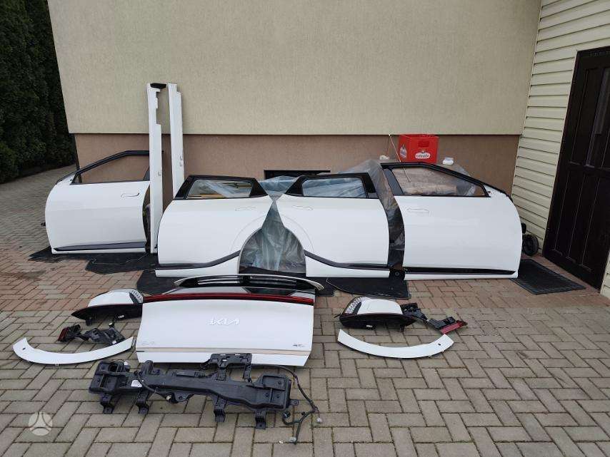 Kia EV6, Duris dangčiai priekis, dalimis