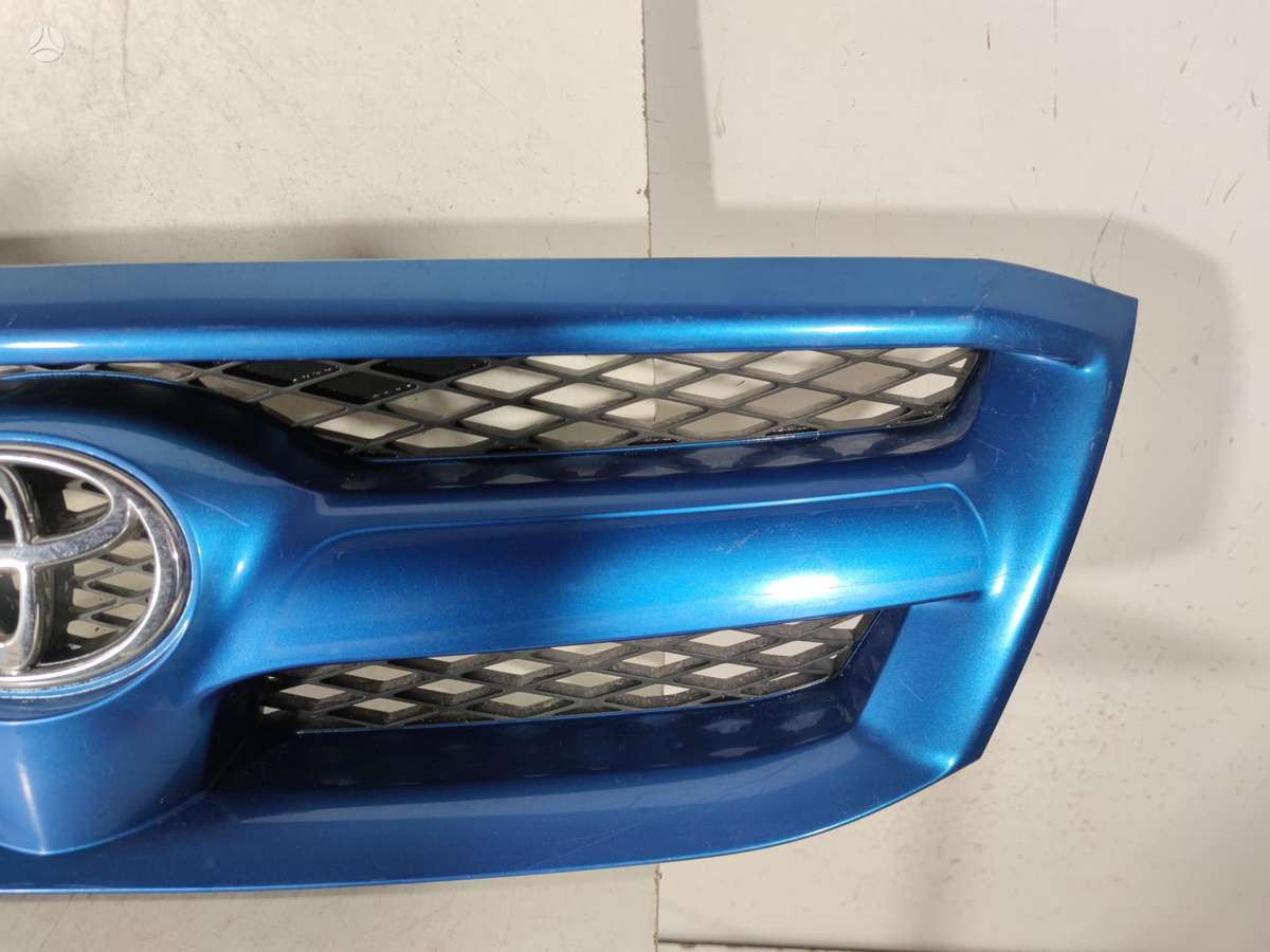 Toyota Hilux lights, front grill