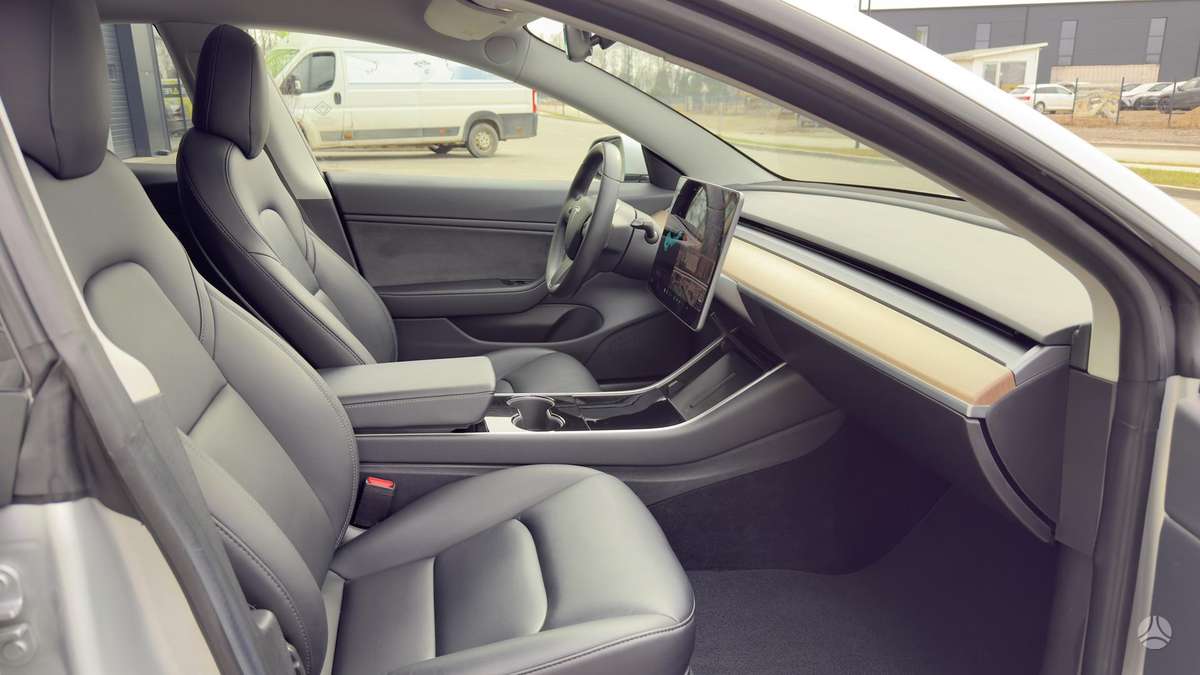 Tesla Model 3, sedans