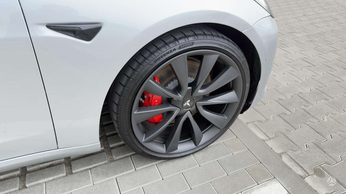 Tesla Model 3, sedanas