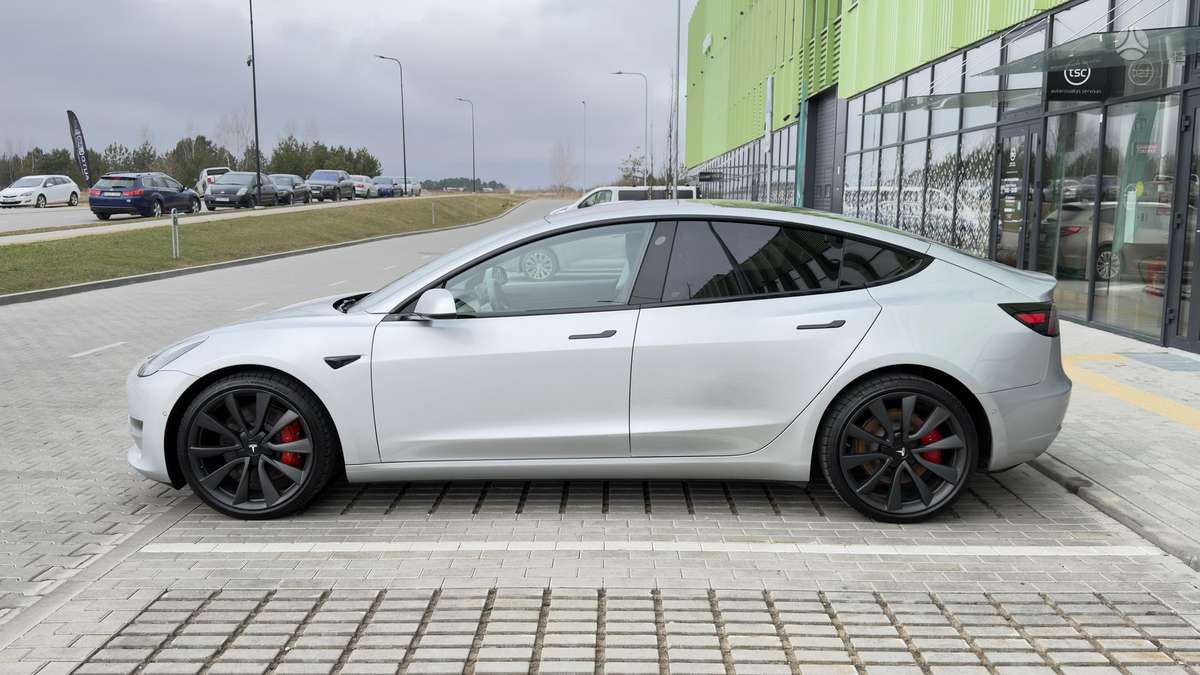 Tesla Model 3, sedanas