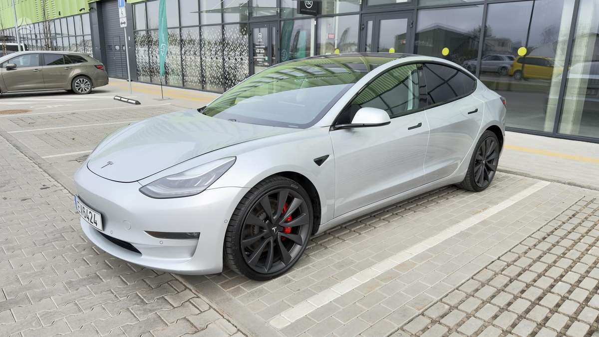 Tesla Model 3, sedans