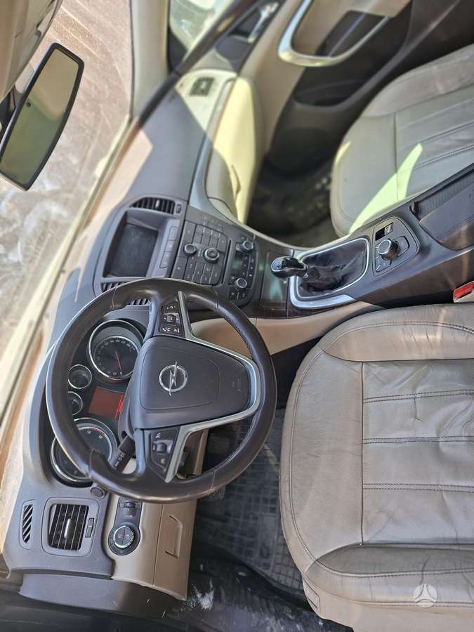 Opel Insignia dalimis