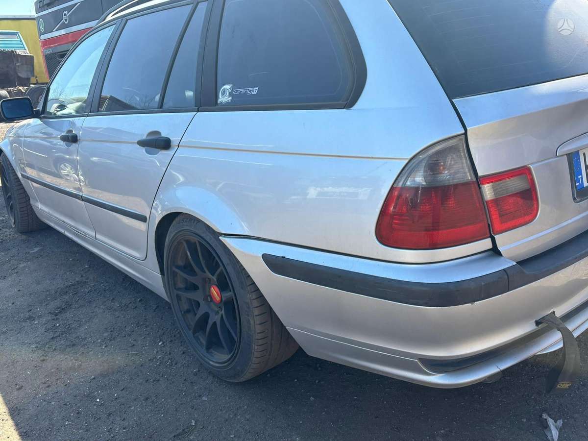 BMW 320 dalimis