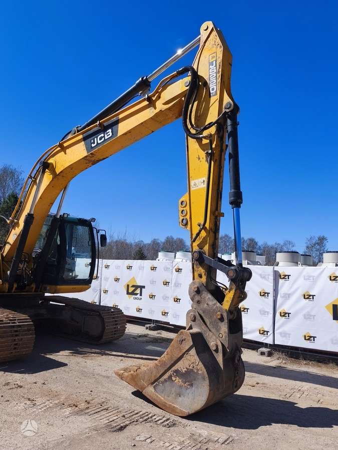 JCB Js220LC, ekskavatoriai