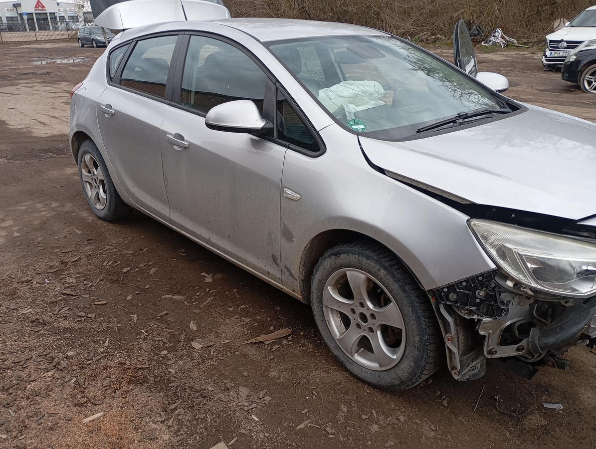 Opel Astra dalimis
