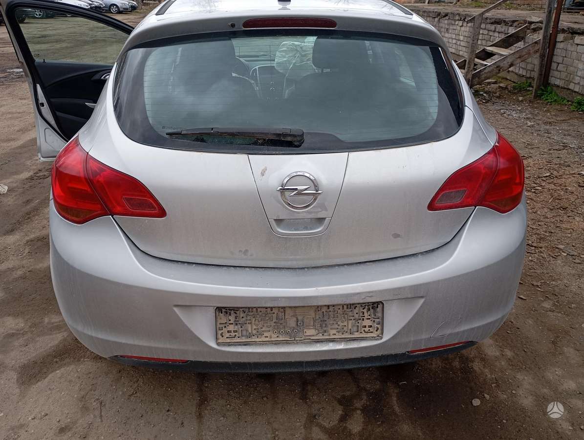 Opel Astra dalimis