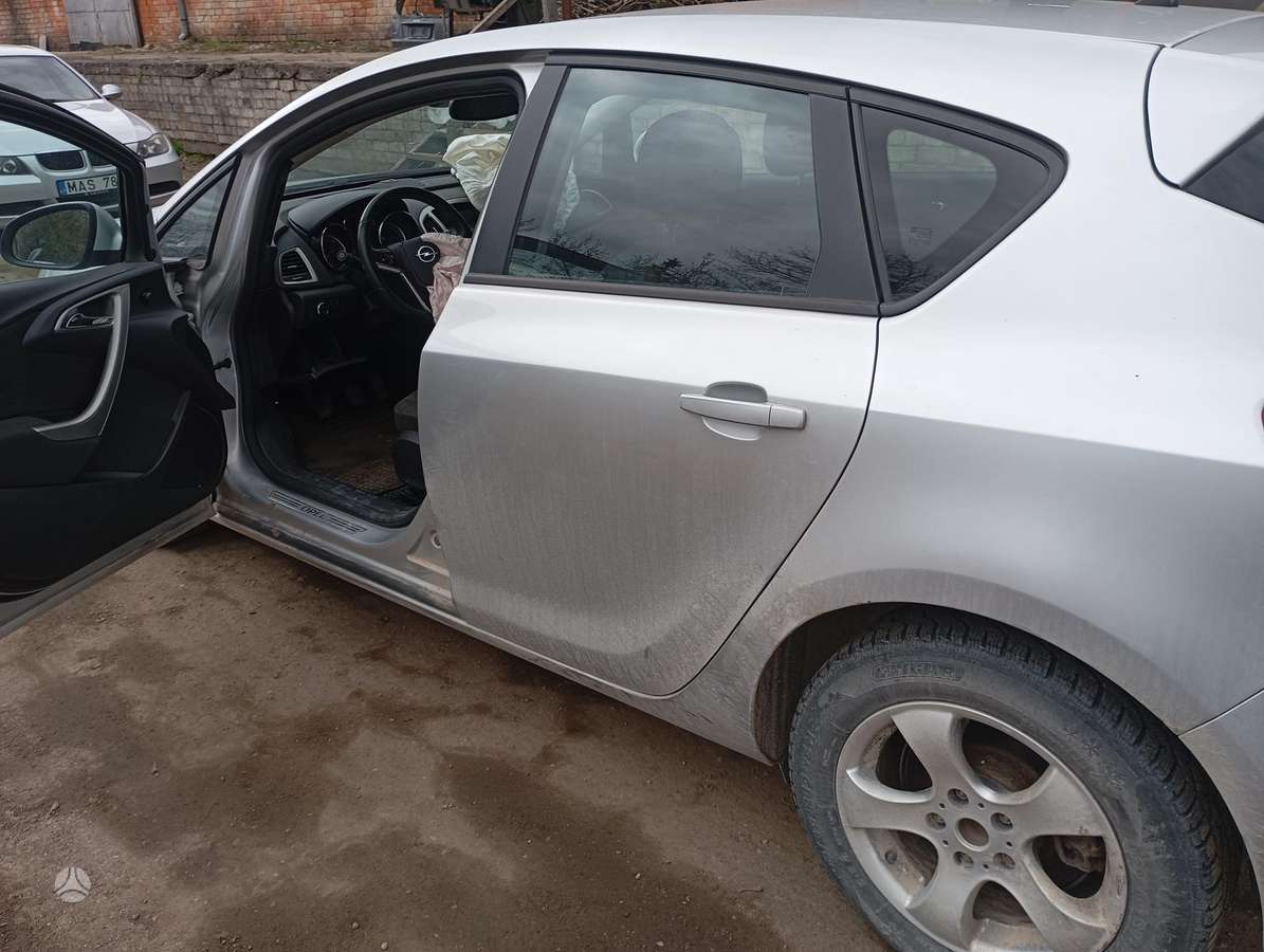 Opel Astra dalimis