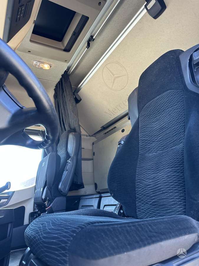 Mercedes-Benz 1845. Mega NEW tacho, double sleeper