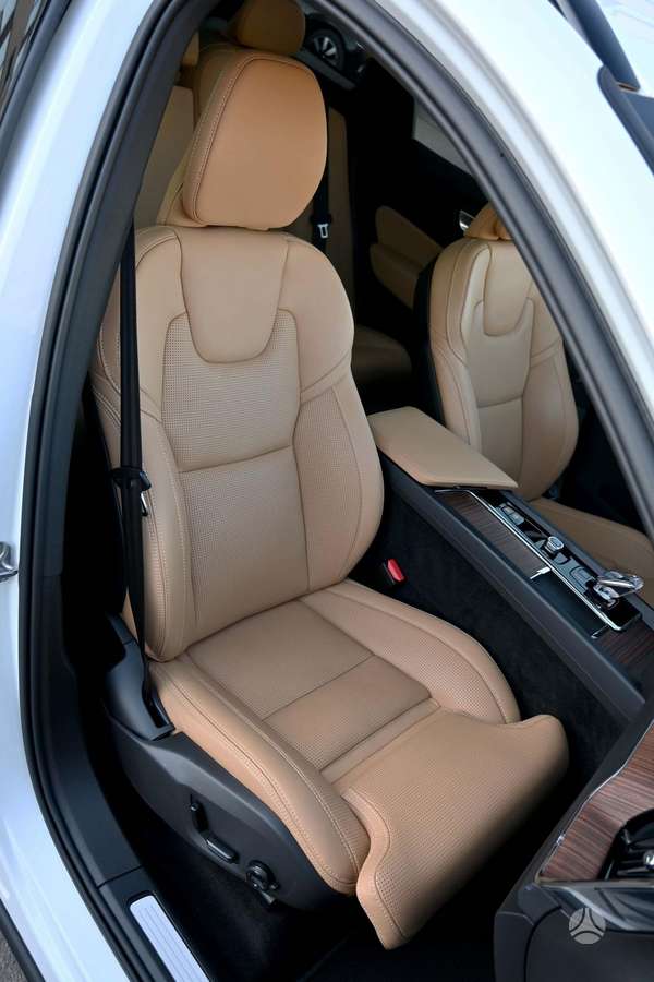 Volvo XC60, off-road / crossover