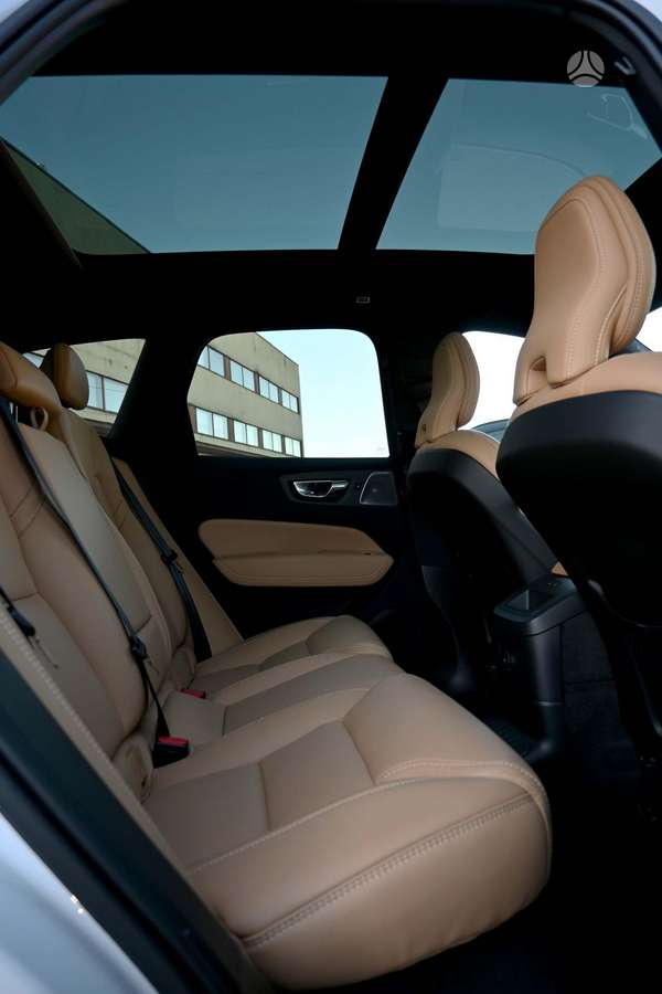 Volvo XC60, off-road / crossover