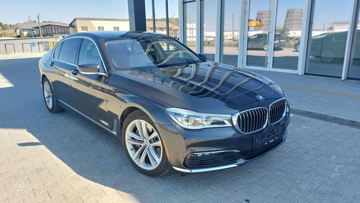 BMW 750, 4.4 l., Седан