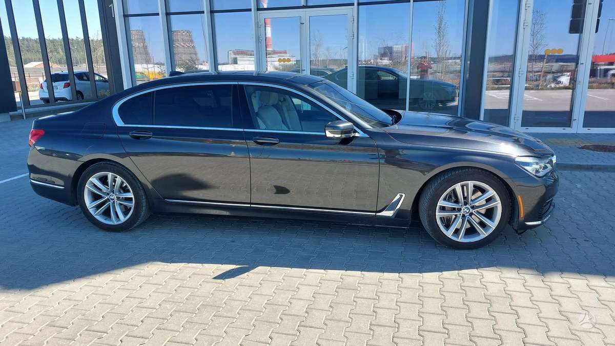 BMW 750, 4.4 l., Седан