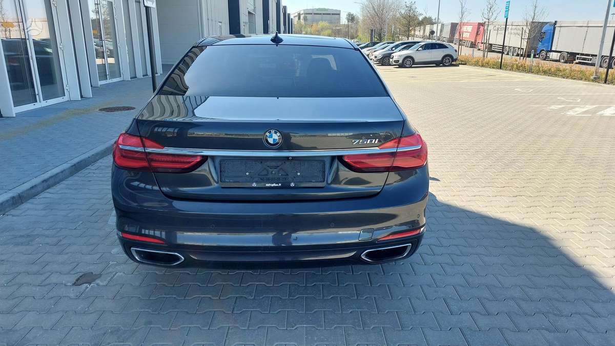 BMW 750, 4.4 l., Седан