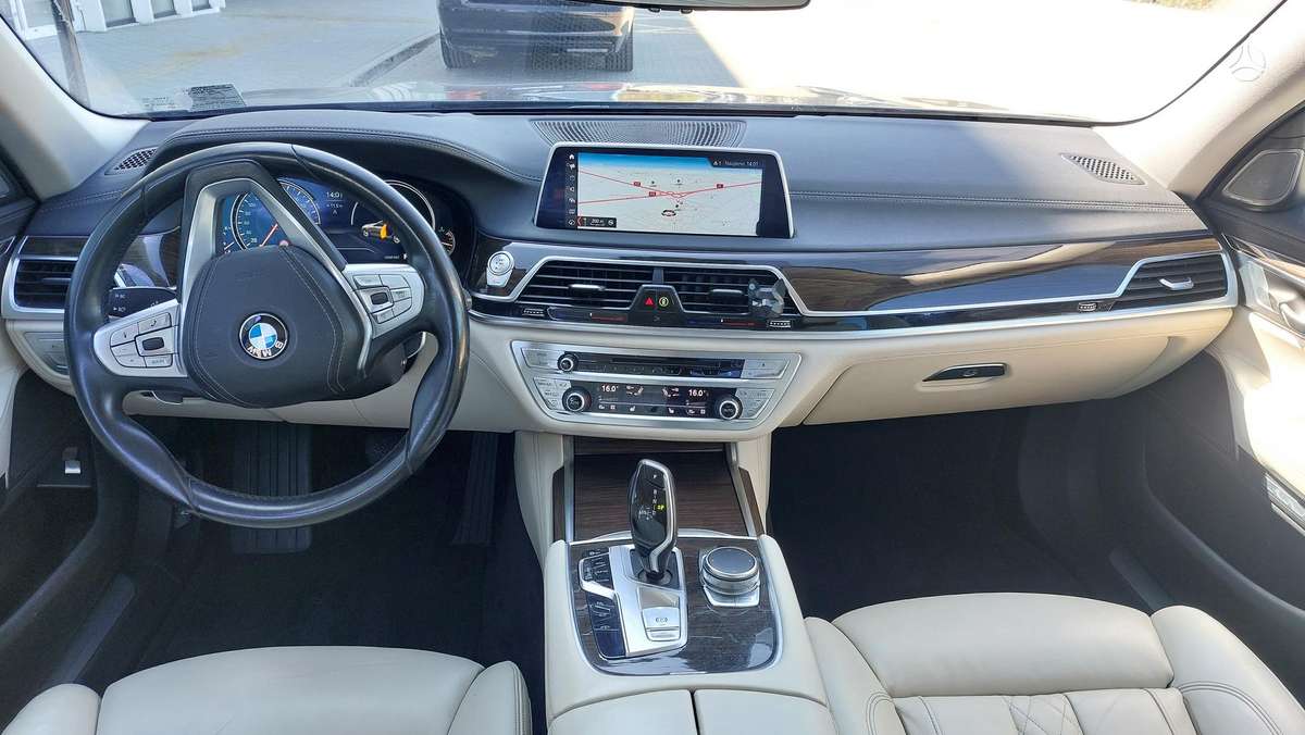 BMW 750, 4.4 l., Седан