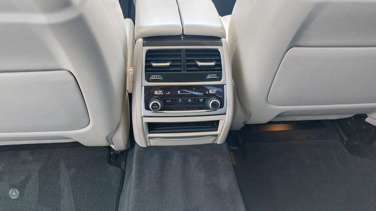 BMW 750, 4.4 l., Седан