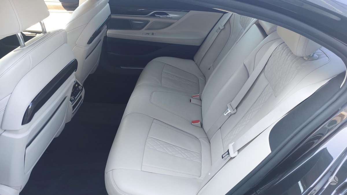 BMW 750, 4.4 l., Седан