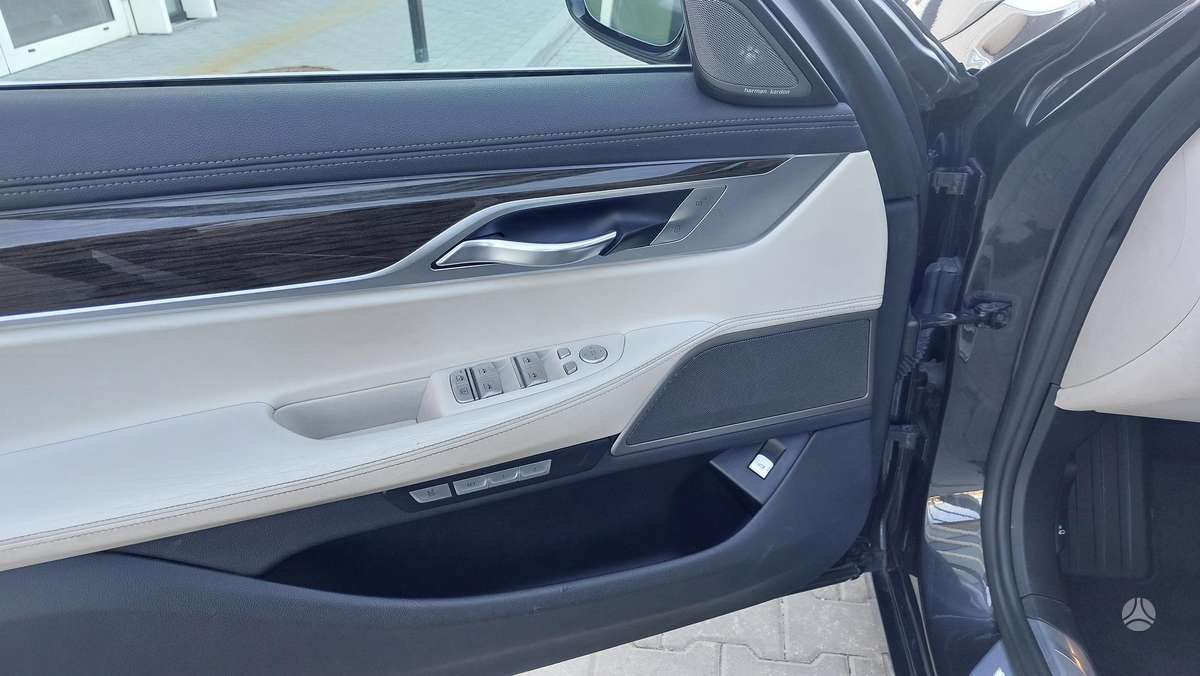 BMW 750, 4.4 l., Седан