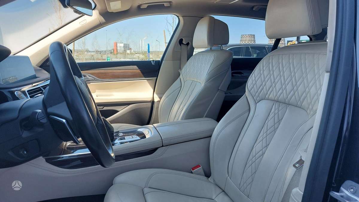 BMW 750, 4.4 l., Седан
