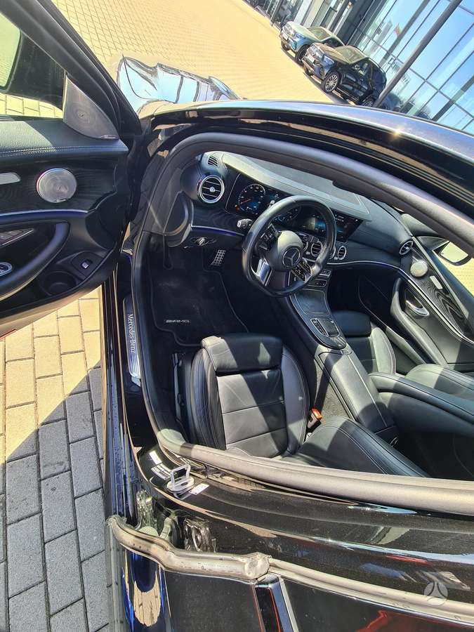 Mercedes-Benz E220, Седан