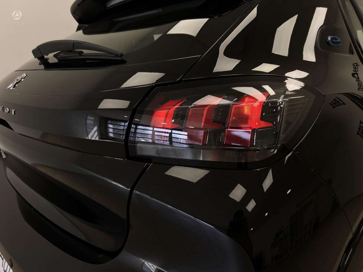 Peugeot 208 - 8