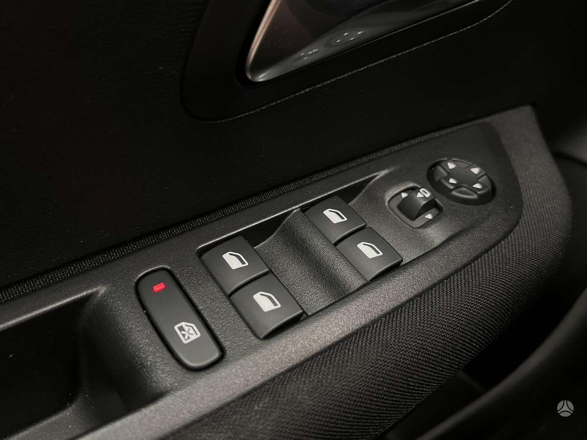 Peugeot 208, hatchback