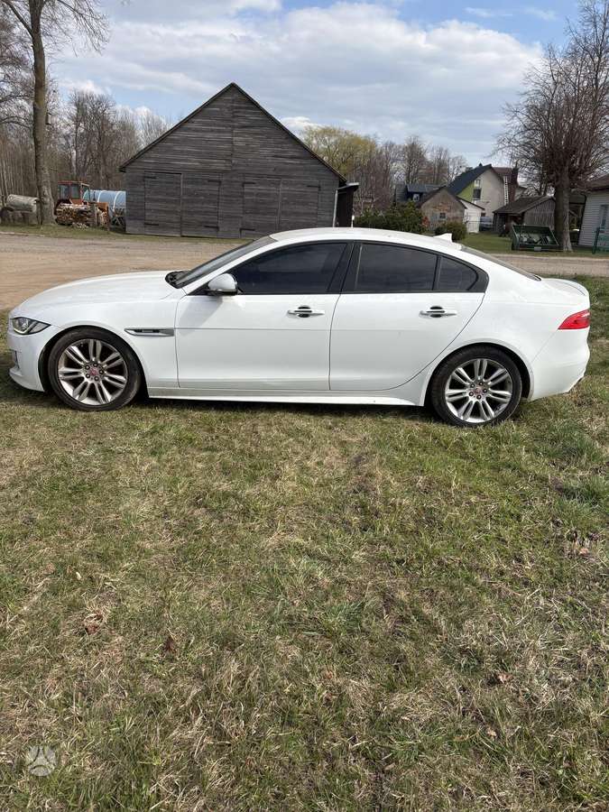 Jaguar XE dalimis. Metalynas rrr