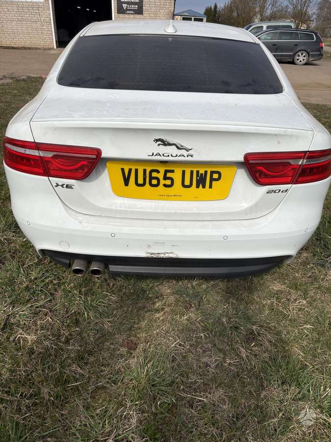 Jaguar XE dalimis. Metalynas rrr