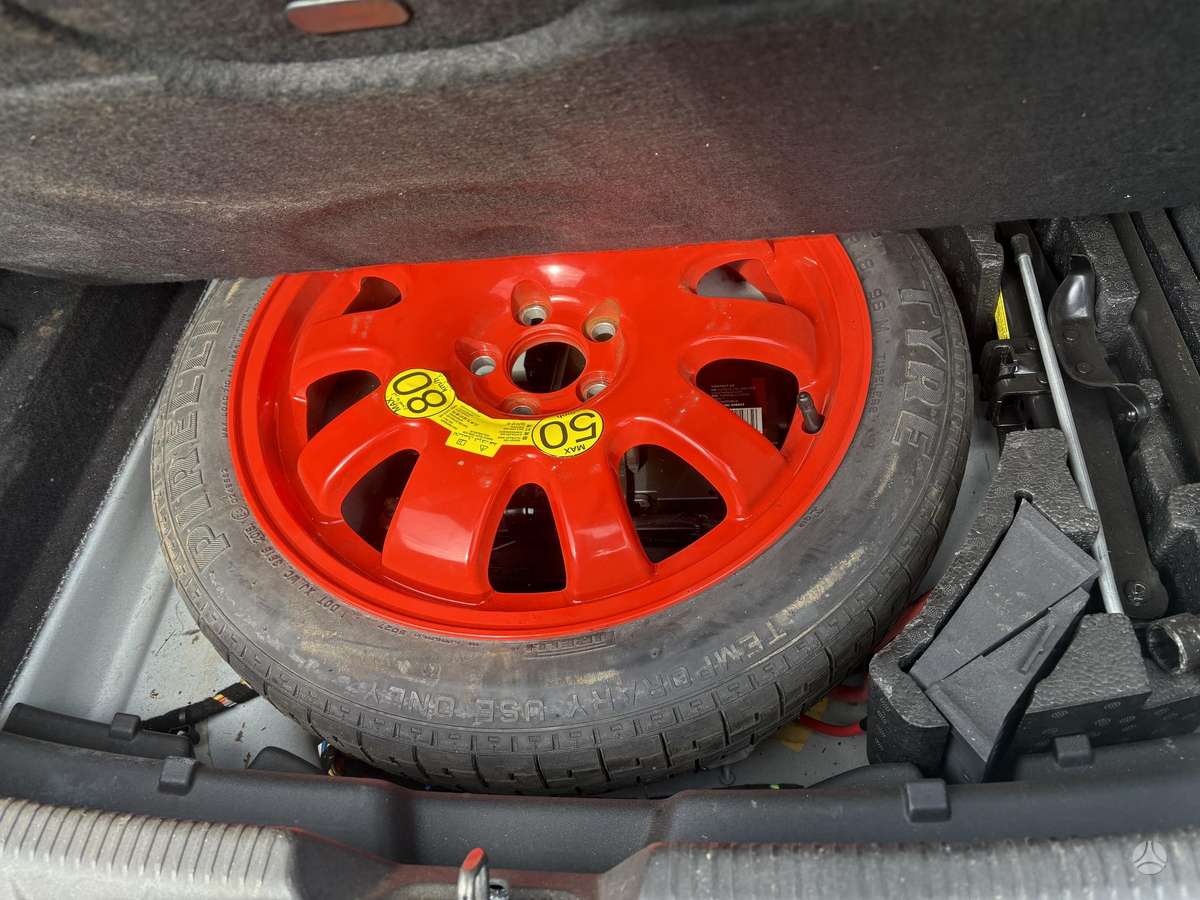 Jaguar XE dalimis. Metalynas rrr