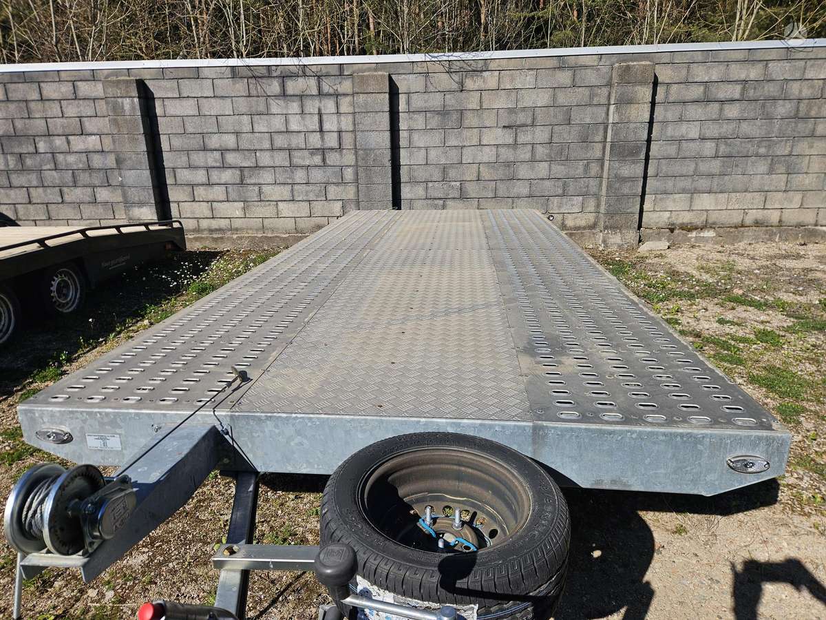 Niewiadow, auto treileris
