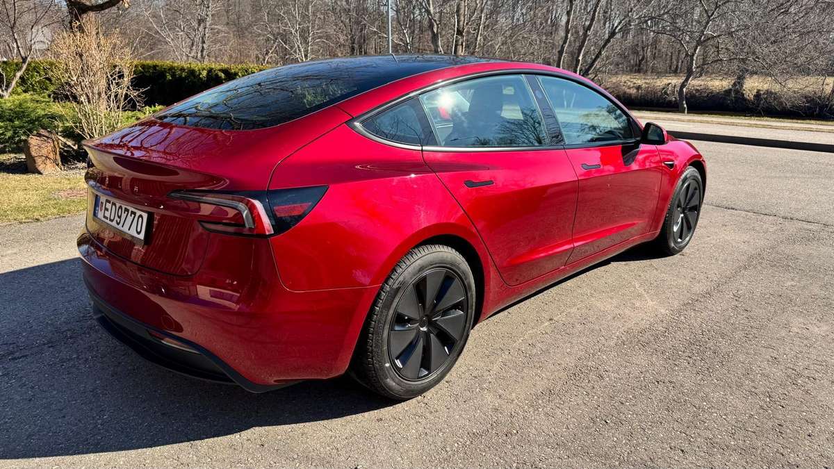 Tesla Model 3 - 4