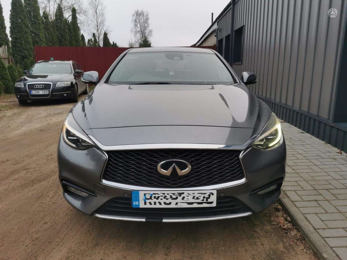 Infiniti Q30 dalimis