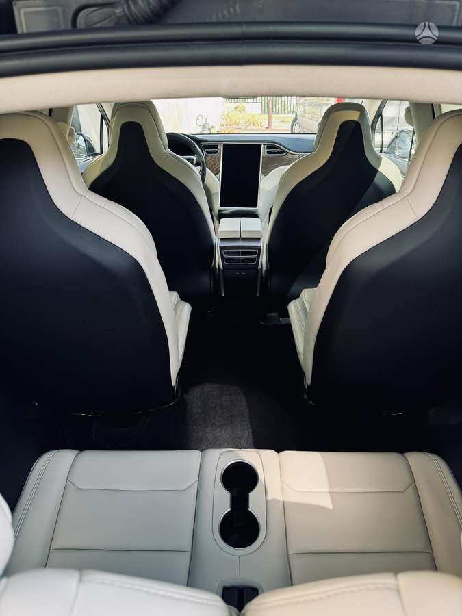 Tesla Model X - 3