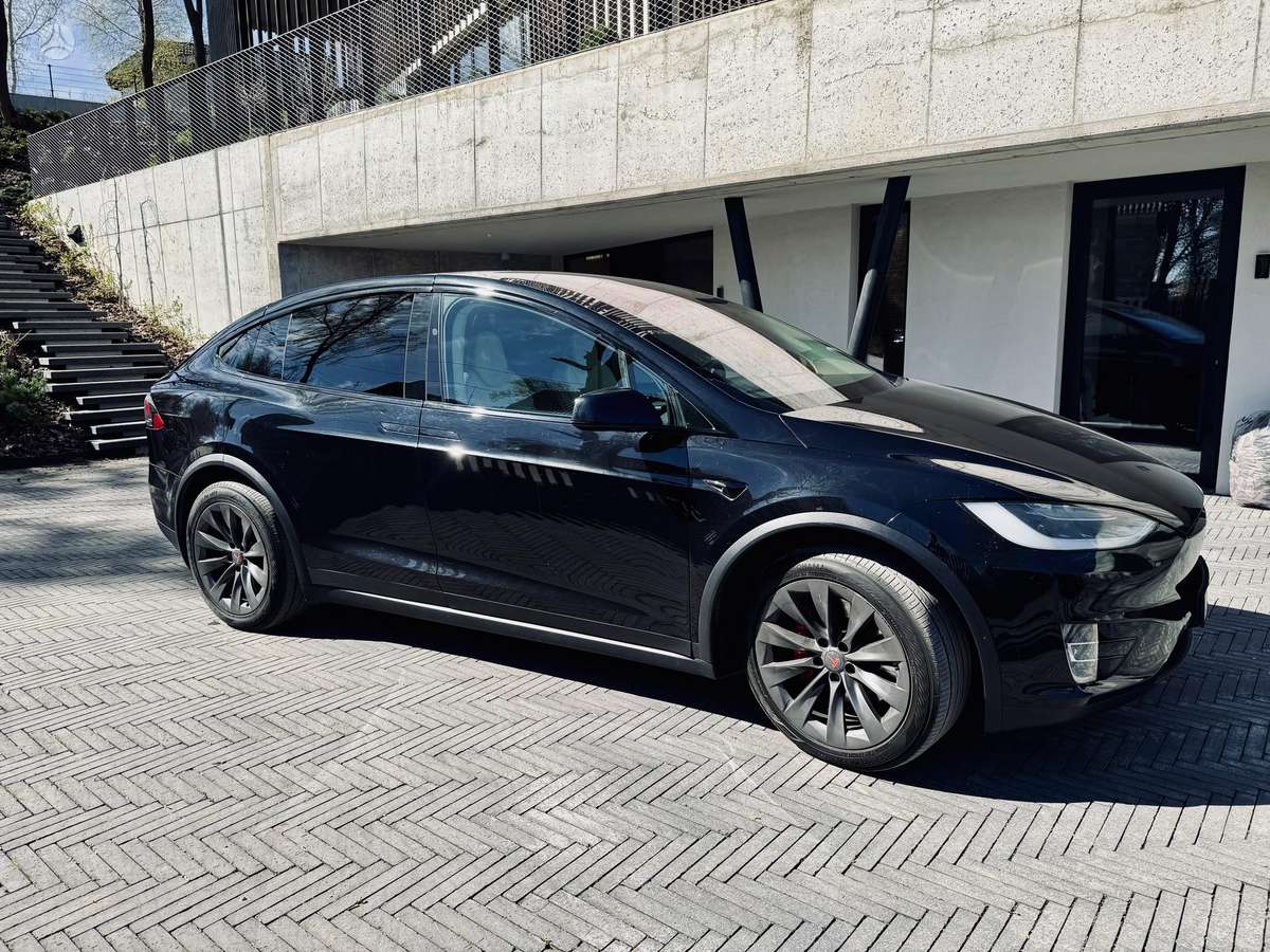 Tesla Model X - 4
