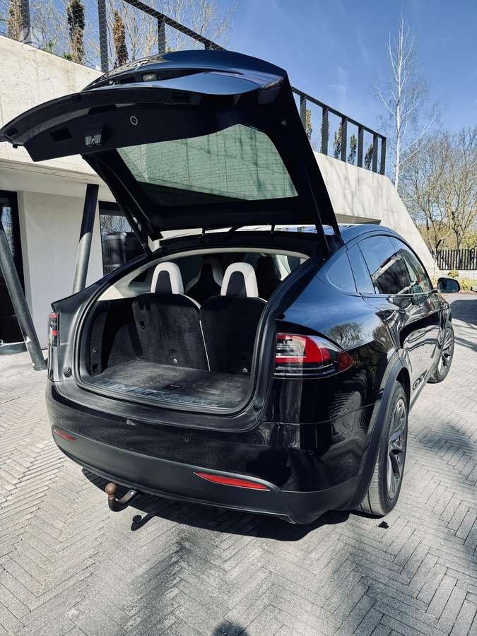Tesla Model X - 5