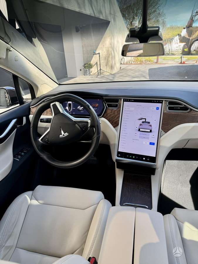 Tesla Model X - 6