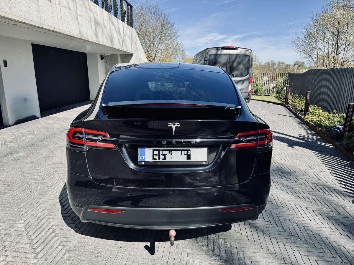 Tesla Model X - 7