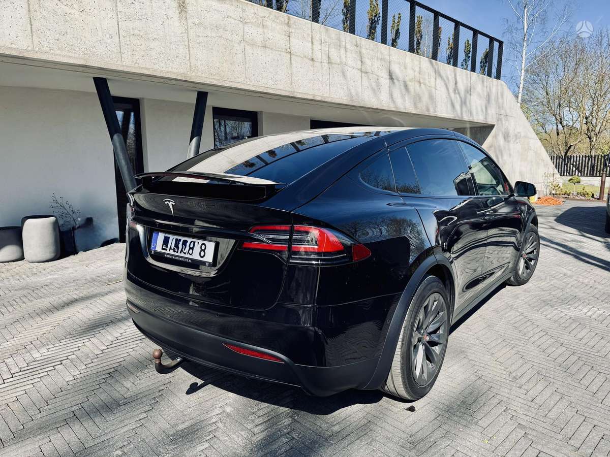 Tesla Model X - 8