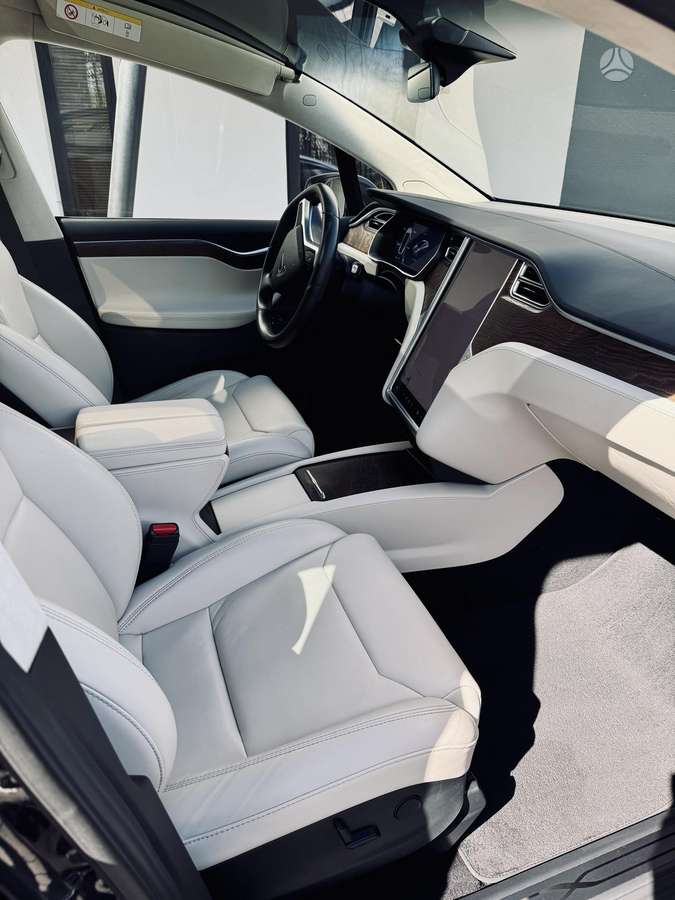 Tesla Model X - 9