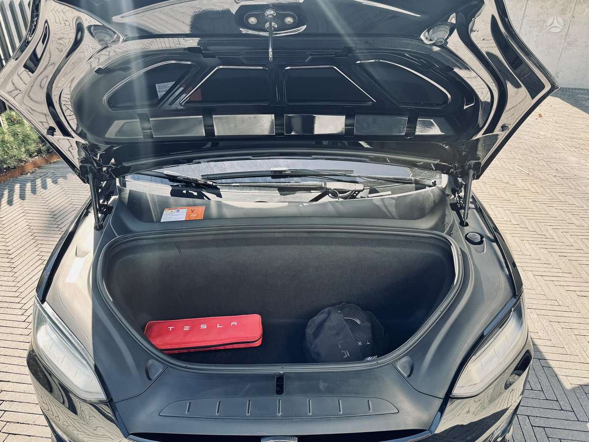Tesla Model X - 10
