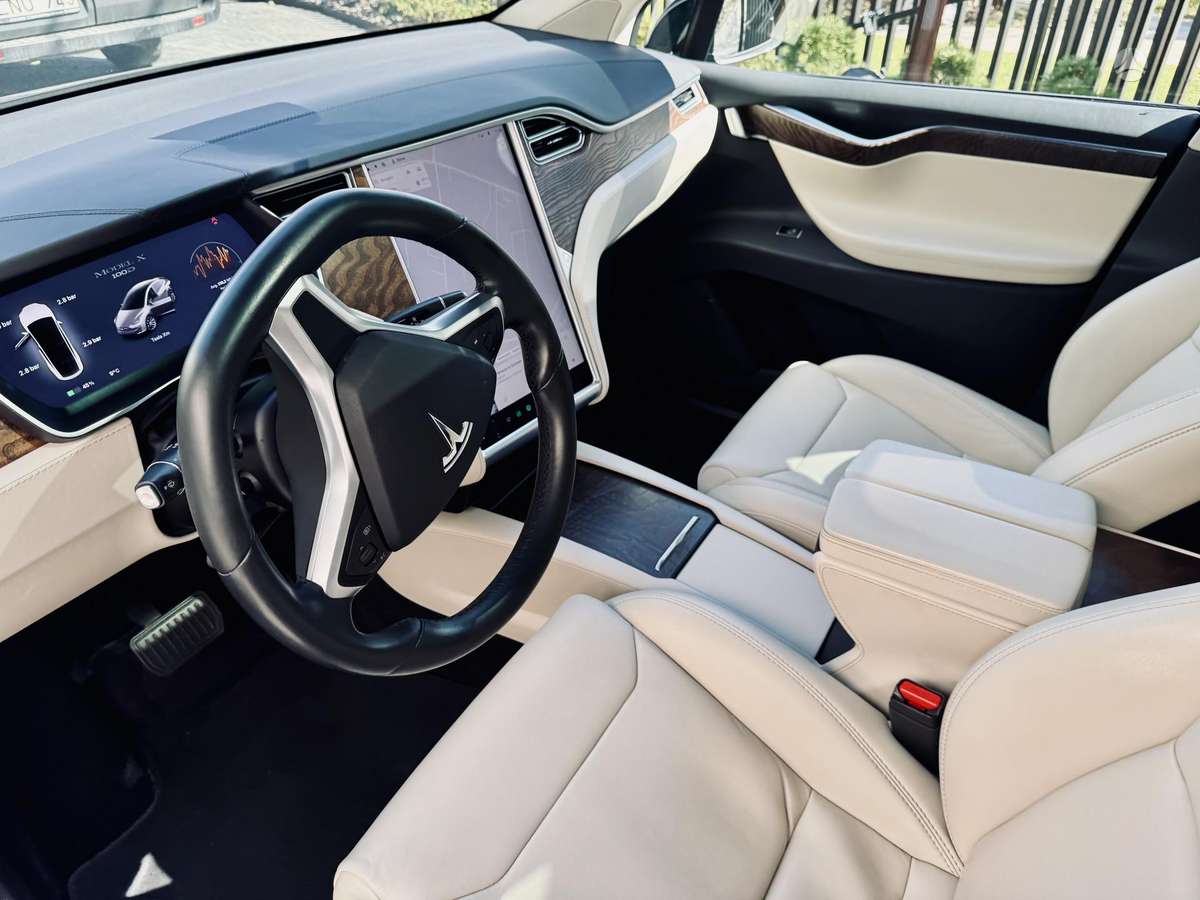 Tesla Model X - 12