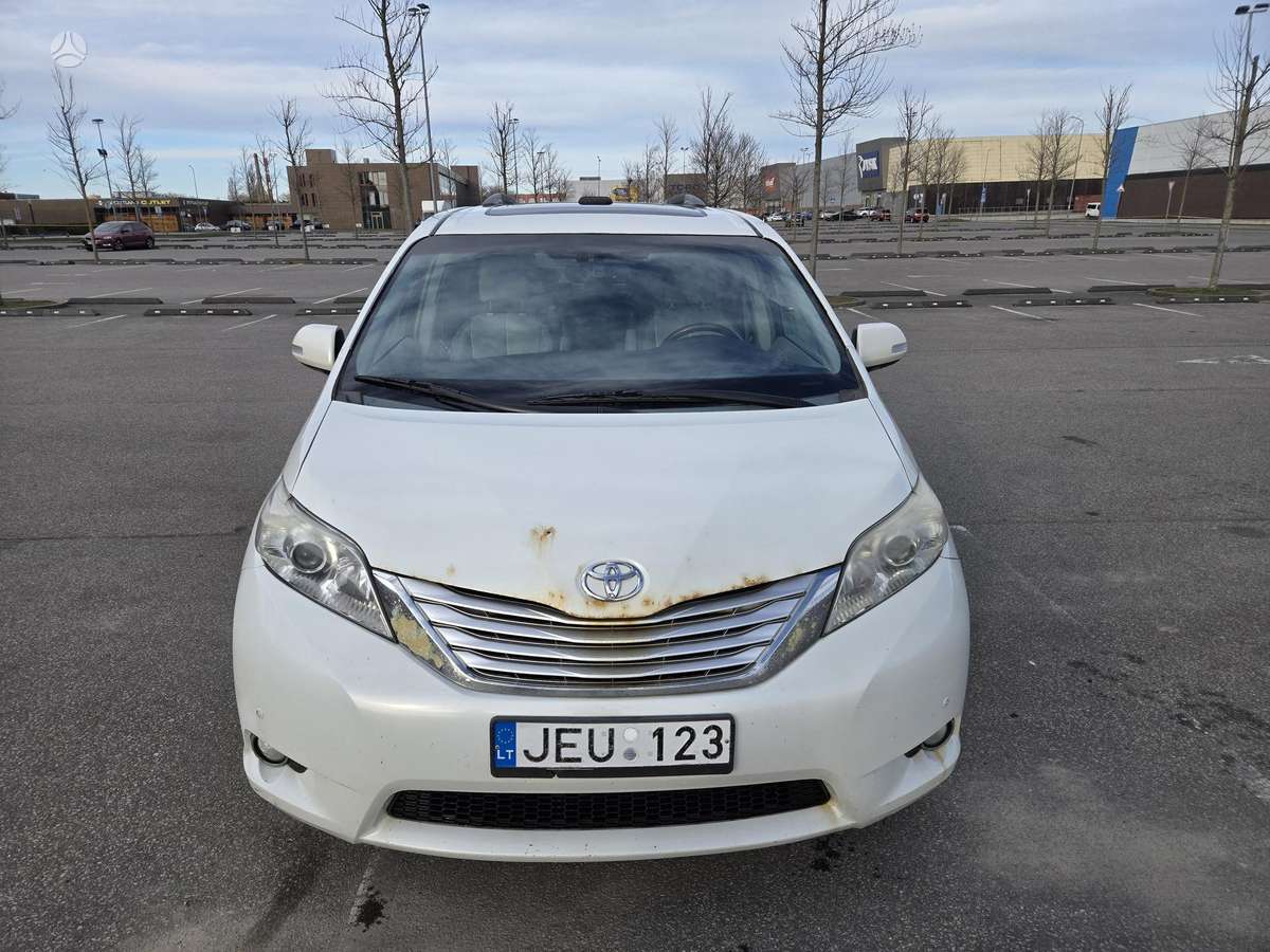 Toyota Sienna - 1