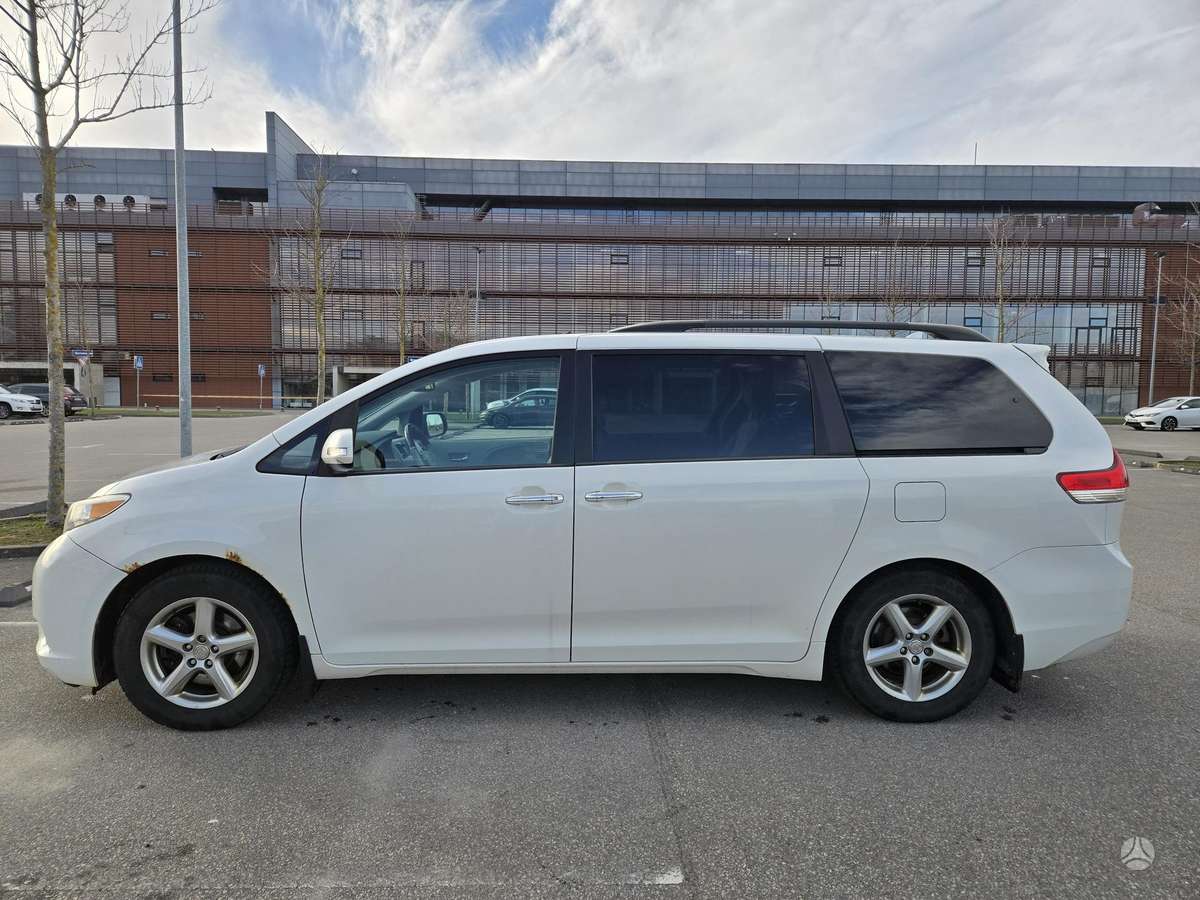 Toyota Sienna - 2