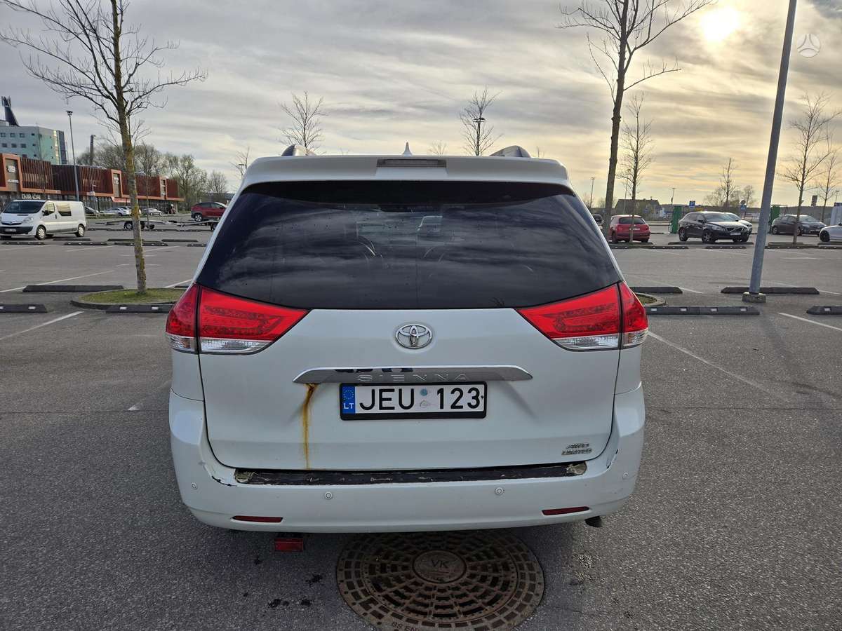 Toyota Sienna - 3